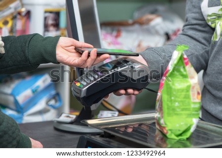 Contactless paypass using smartphone and electronic payment terminal in store, NFC