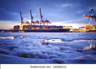 Containerhafen Hamburg - Deutschland während der Winterzeit. 