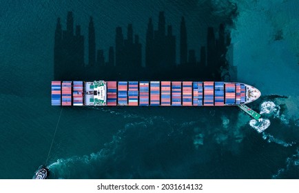 Containerschiff im Export- und Importgeschäft und Logistik. Fracht per Krane in den Hafen befördern. Wassertransport International. Luftbild und Draufsicht.