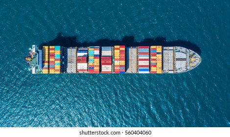 Containerschiff im Export- und Importgeschäft und Logistik. Fracht per Krane in den Hafen befördern. Wassertransport International. Luftbild