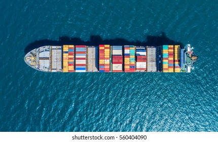 Containerschiff im Export- und Importgeschäft und Logistik. Fracht per Krane in den Hafen befördern. Wassertransport International. Luftbild