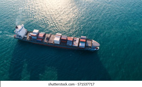 Container,Containerschiff im Import-Export und Business-Logistik,Krane,Handelshafen , Schifffahrt,Fracht in den Hafen, Luftsicht,Wassertransport,International,Shell Marine,Transport,Logistik,Draufsicht