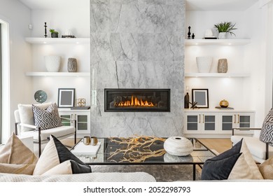 sala de estar contemporánea con vistas panorámicas a la cocina del comedor y chimenea de mármol con chimenea de gas