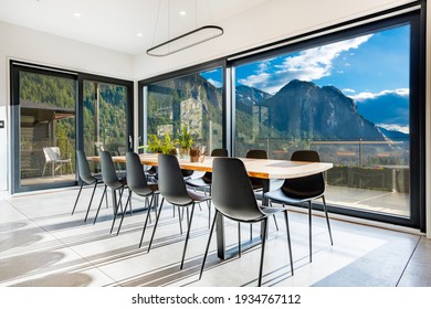 Contemporary mountain view home in Squamish Bc