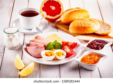Kontinentales Frühstück auf Holztisch