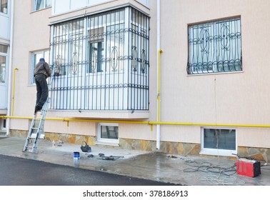  Contractor Installing  Window Iron Security Bars. Security Bars For Windows And Balcony