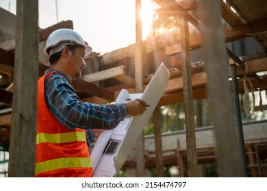 Contractor Man Review Drawing Of The Draft New Home. Engineers Are Read The Details Of The Construction On Drawing Compare On Site Actual . Concept Civil Engineer And Inspector