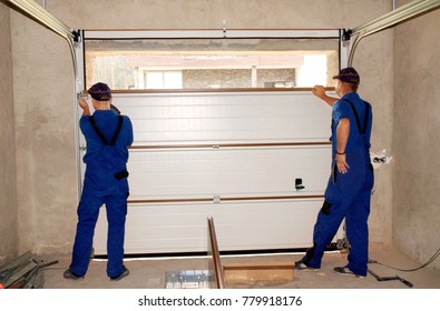 Imagenes Fotos De Stock Y Vectores Sobre Garage Door Repairman