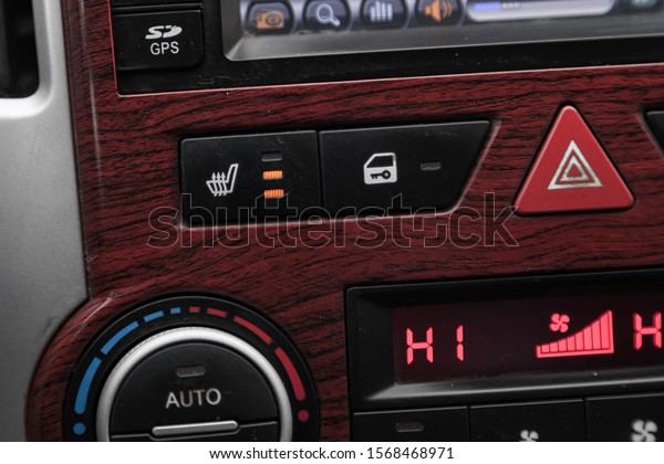 Control\
buttons for the climate control car with automatic control, the\
display on which shows the temperature in degrees Celsius with the\
number 18 and the buttons to zoom and\
reduce