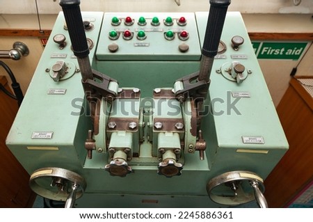 Control device for lowering and lifting anchors on the ship's bridge.