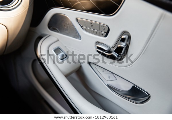 Control keys\
seat of the car. Auto seat\
adjustment.