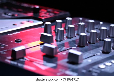 control knobs on the DJ controller
