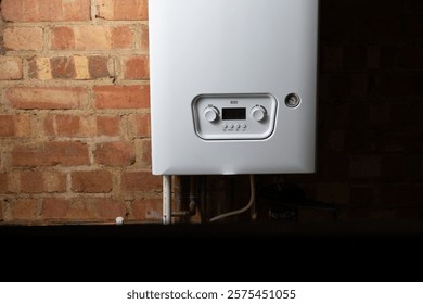 Panel de control de calefacción central en caldera combinada. Aumento del Precio de gas