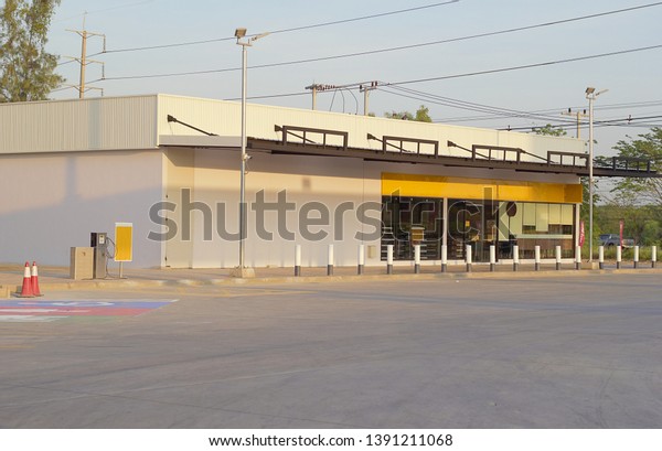 Convenience store at Shell petrol\
station.Supermarket stores in the gas station on the side that fill\
the tires Area in the gas\
station