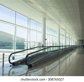 Conveyor belt for people, in a luminous terminal of an airport