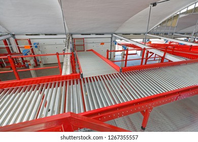Conveyor Rollers for Sorting and Shipping in Distribution Center Warehouse