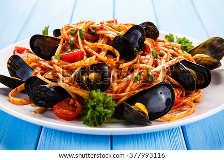 Similar – Foto Bild Italienische Pasta mit Tomaten, Olivenöl und Knoblauch