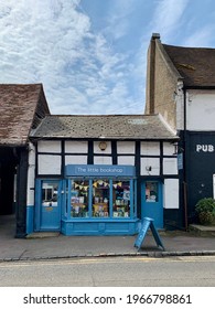 COOKHAM, ENGLAND - 01.05.2021. Street View Of Old Town. Small Cozy Bookshop With Blue Door And Shop Window Is Allocated In Medieval Half Timbered House On A High Road. Blue Sky.