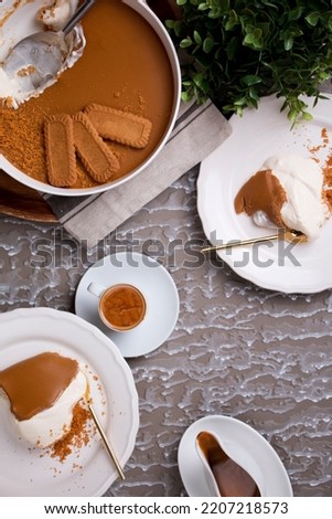 cookie cheesecake served in a dish isolated n wooden table top view Foto stock © 