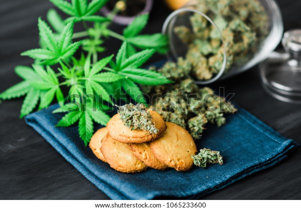 餅乾與cbd 大麻和大麻花花在桌子上 一罐大麻花烹飪的概念與大麻草 治療藥用大麻用於食品 使用cbd 庫存照片 立刻編輯