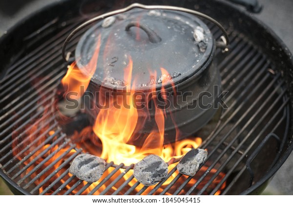Cooking with\
the african Dutch Oven and open\
fire.