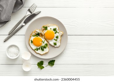 Cocinando huevos fritos para el desayuno rápido, con vistas a la cima. Fondo de la comida.