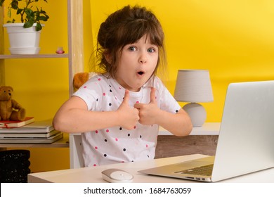Kul online skole. Kid studere online hjemme ved hjelp av en tablett. Munter ung liten jente bruker bærbar datamaskin studere gjennom online e-læringssystem. Fjernundervisning eller fjernundervisning