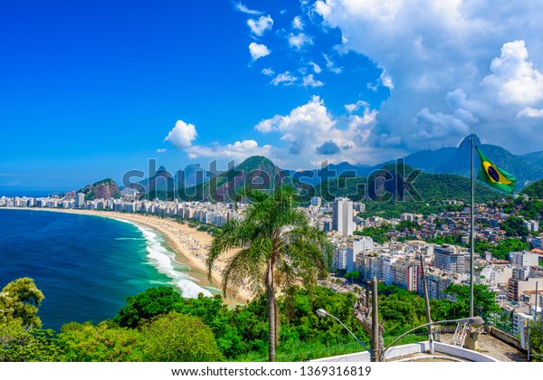 ブラジルのリオデジャネイロのコパカバナビーチ コパカバナビーチは ブラジルのリオデジャネイロの最も有名なビーチです リオデジャネイロのスカイライン ブラジル国旗 の写真素材 今すぐ編集