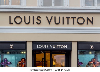 lettelse Uden for Meddele Louis vuitton store Images, Stock Photos & Vectors | Shutterstock
