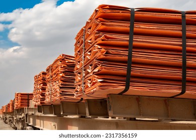 Kupfer-Kathoden, die in einem Zug in einer Kupfermine verladen werden, die bereit zur Auslieferung ist, Chile – Stockfoto