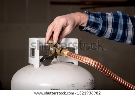 Copper pipe fitting does not fit on the valve of a propane tank