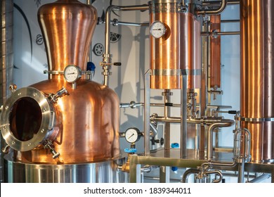 Copper vacuum still for distillation performed under reduced pressure for gin production