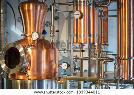 Copper vacuum still for distillation performed under reduced pressure for gin production