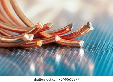 Câble en fil de cuivre, industrie de l'énergie des matières premières : photo de stock
