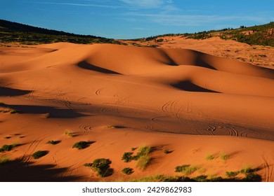 Coral Pink Sand Dunes State Park - it features uniquely pink-hued sand dunes located beside red sandstone cliffs (between Mount Carmel Junction and Kanab, southwestern Utah, United States) 库存照片