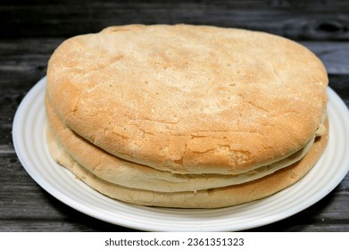 Cornbread, a quick bread made with cornmeal, the cuisine of the Southern United States, with origins in Native American cuisine, an example of batter bread, made mainly by Cornmeal, baking powder