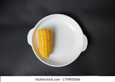 
Corncob on hand, on a white plate, yellow corn Ripen by boiling, corn is popular throughout the world as a staple food, providing energy, carbohydrates, natural products.