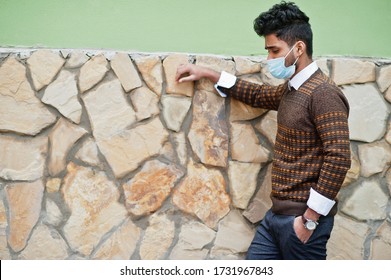 Konzept Coronavirus covid-19. Südasiatischer Indianer, der eine Maske zum Schutz vor dem Corona-Virus trägt.