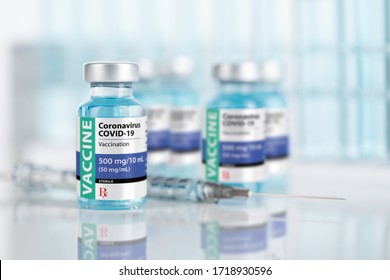 Coronavirus COVID-19 Impfstoffflaschen und Spritze auf reflektierender Oberfläche.