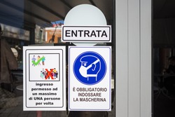 Coronavirus In Italy. Quarantine Messages On The Door Of Cafe In Sicily, Italy. Entrance, Admission Allowed To A Maximum Of One Person At A Time, It Is Mandatory To Wear A Mask 