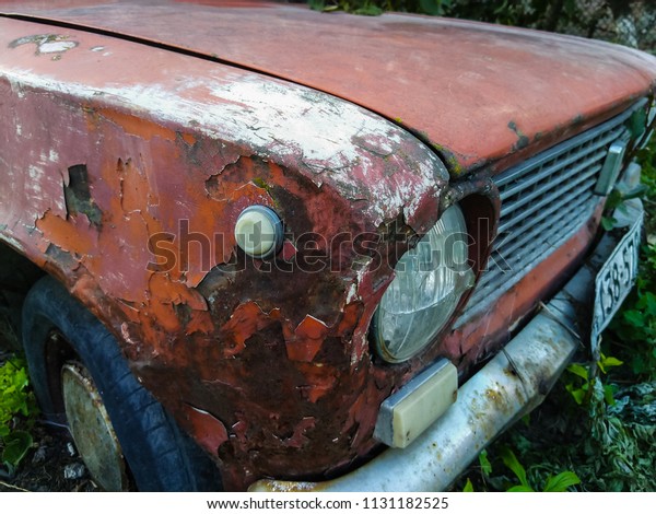 corrosion of an old red machine\
car
