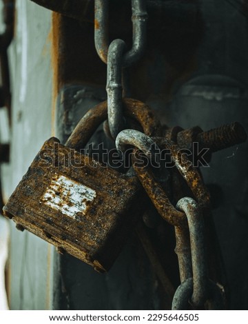 corrotion padlock, chain, locks rust,traces of rust for years