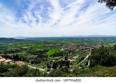 Cortona landscape, we can see the trasimeno lake