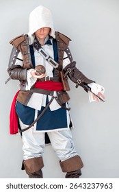 Косплеер в костюме убийцы, вдохновлённом персонажами Assassin’s Creed