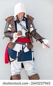 Косплеер в костюме убийцы, вдохновлённом персонажами Assassin’s Creed
