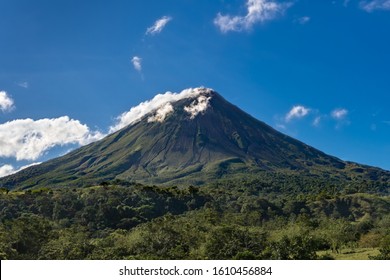  Costa Rica. Der Vulkan Arenal (Spanisch: Volcan Arenal) im Nordwesten Costa Ricas in der Provinz Alajuela. Es ist ein aktiver andesitischer Stratovulkan.