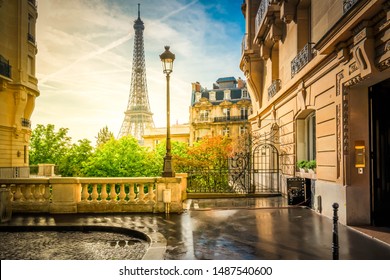 gemütliche Pariser Straße mit Blick auf den berühmten Eiffelturm an einem bewölkten Sommertag, Paris Frankreich, in Retro-Farbe