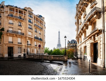 gemütliche Pariser Straße mit Blick auf den berühmten Eiffelturm an einem bewölkten Sommertag, Paris Frankreich, tönt