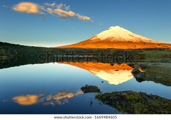 Cotopaxi Ecuador Volcano Domingo Santo Volcanes Stock Photo 1669484605 ...