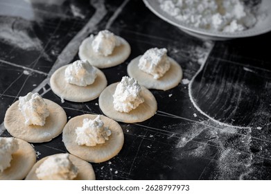 Relleno de queso cottage colocado en la envoltura de masa redonda, proceso de hacer dumplings